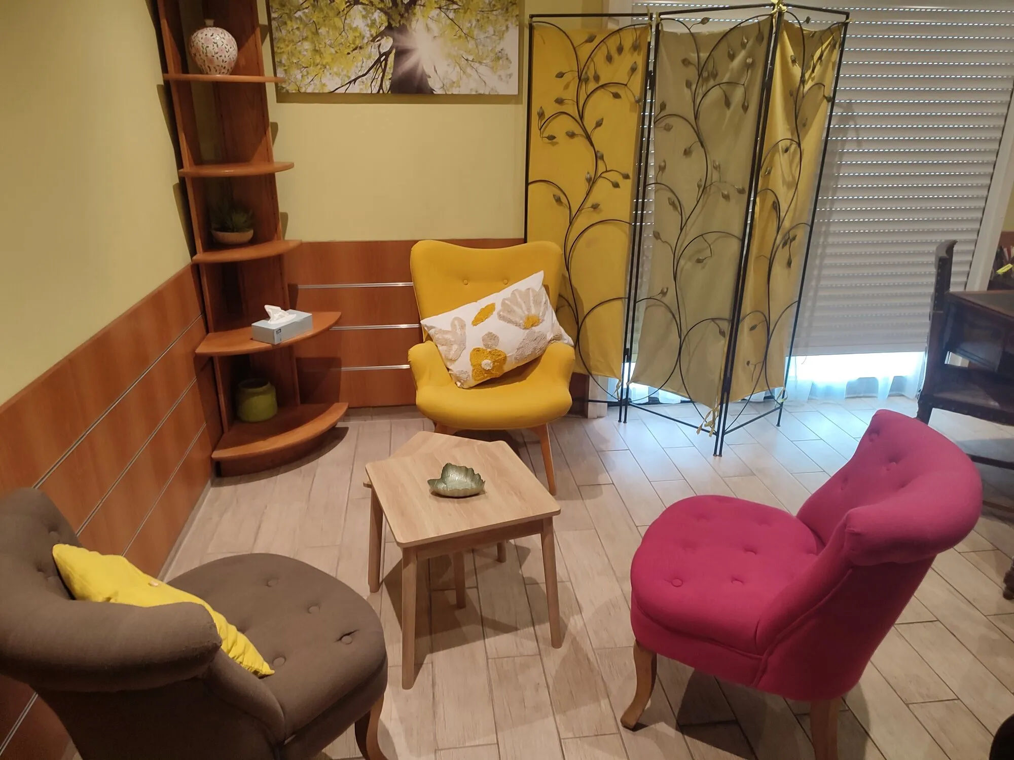 Le salon de consultation : trois fauteuils autour d'une table basse